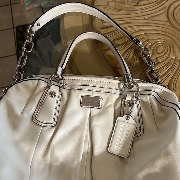 Gorgeous!! Off white summer winter all leather coach tote great size 13x 14” - Picture 5 of 13